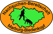 Logo der Nachsuchen-Bereitschaft Marburg-Biedenkopf, zeigt einen Mann mit Hund auf einer Karte. Orange und grüne Farben.